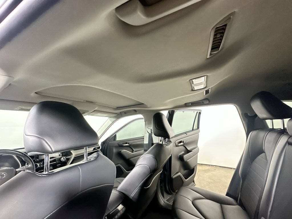Used 2021 Toyota Highlander XLE FWD image 15