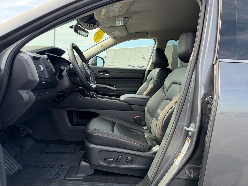 Used 2025 Nissan Pathfinder SL w/ Cargo Package FWD image 12