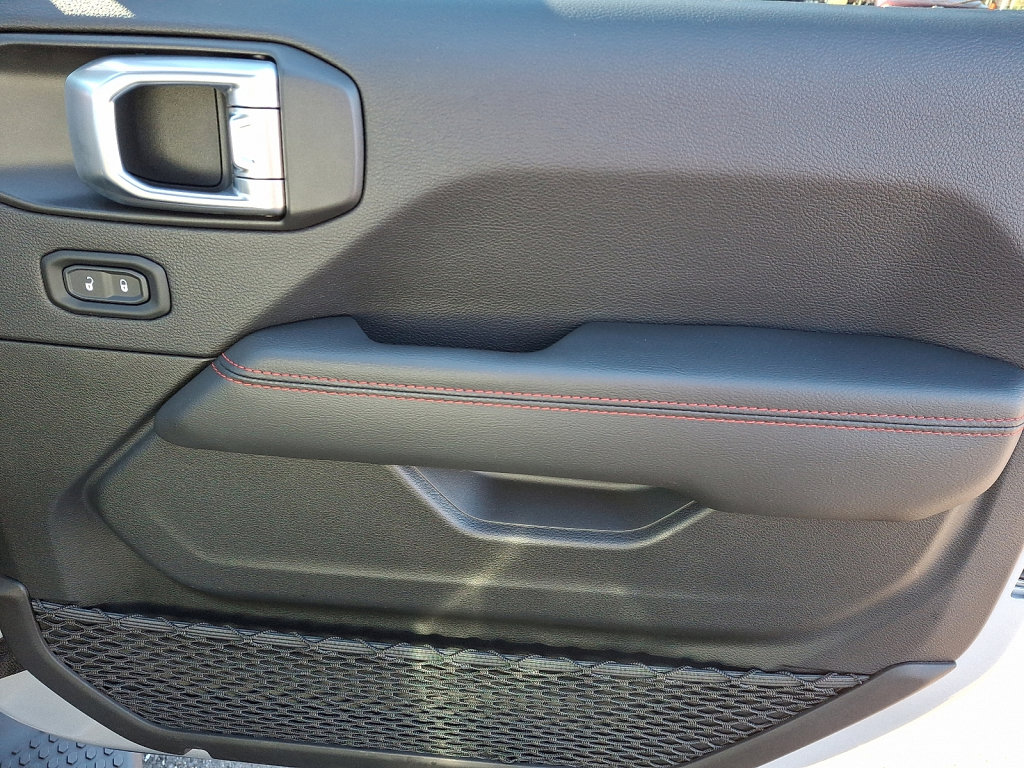 Used 2022 Jeep Wrangler Unlimited Rubicon w/ Steel Bumper Group image 10