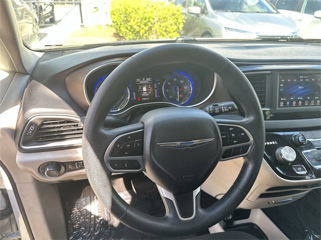 Used 2021 Chrysler Voyager L image 11