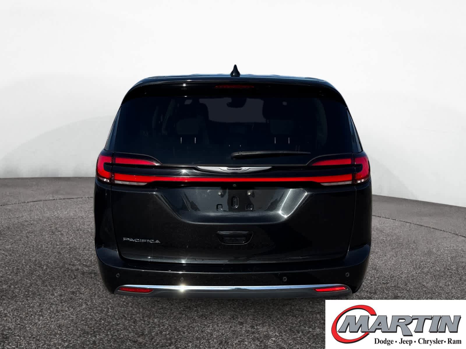 Used 2023 Chrysler Pacifica Touring-L FWD image 6