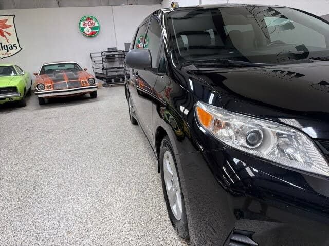 Used 2020 Toyota Sienna L FWD image 36