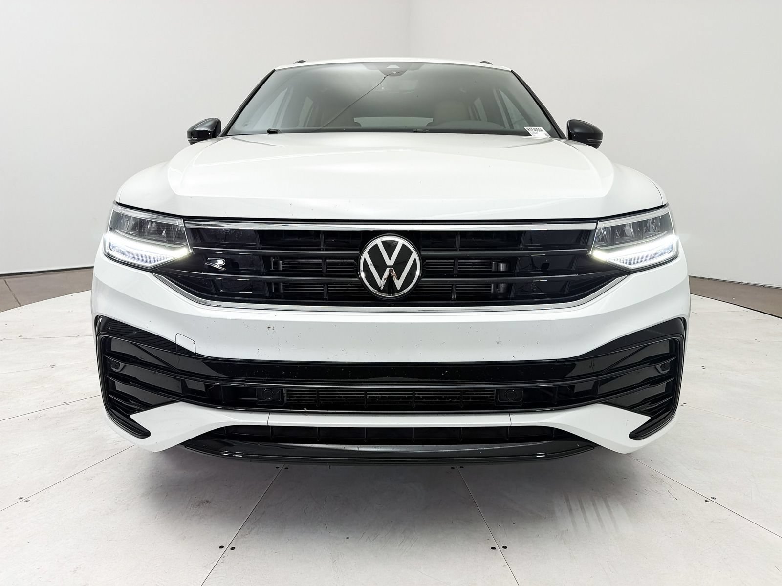 Used 2023 Volkswagen Tiguan SE R-Line FWD image 12
