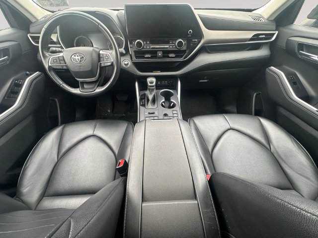 Used 2023 Toyota Highlander XLE AWD/4WD image 10
