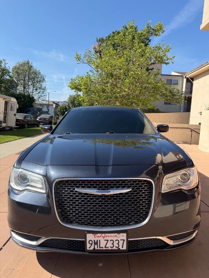 Used 2018 Chrysler 300 Touring w/ Chrome Appearance Package RWD image 7