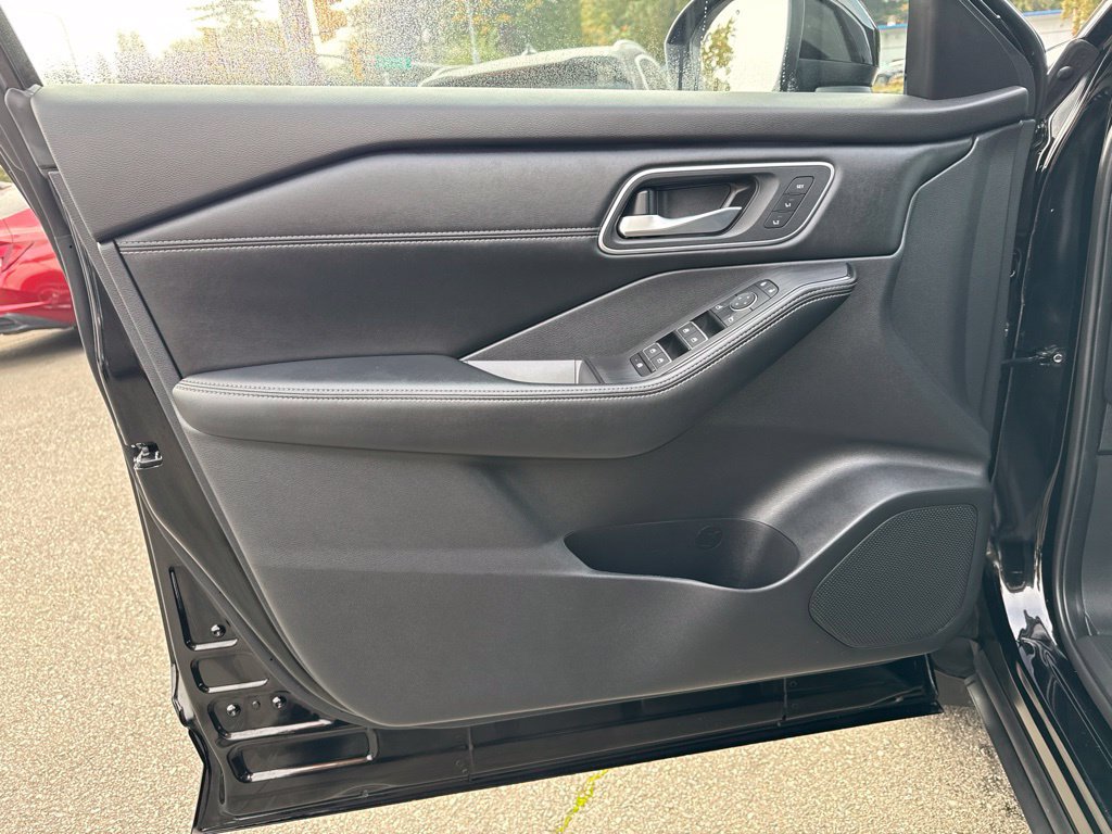 Used 2024 Nissan Rogue Platinum AWD/4WD image 16