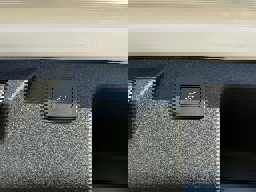 Used 2025 Land Rover Discovery Sport Dynamic SE image 38