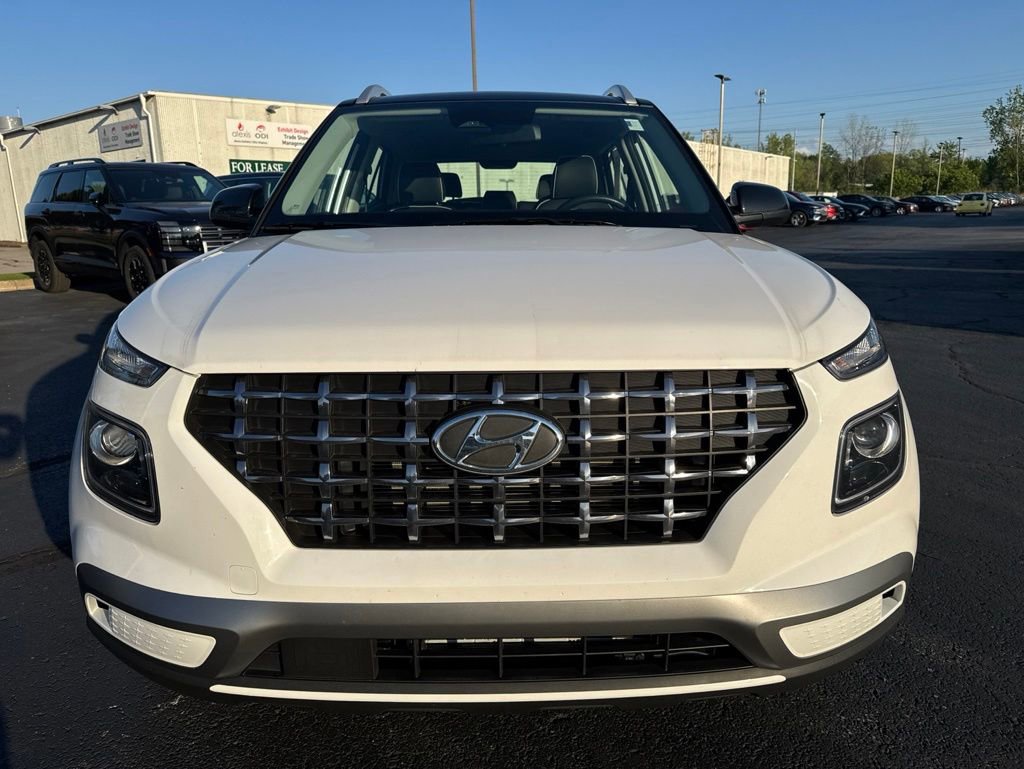 Used 2023 Hyundai Venue Limited FWD image 2