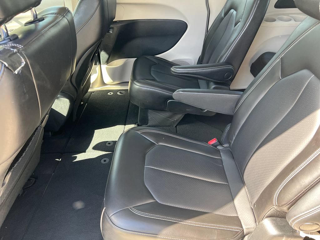 Used 2023 Chrysler Pacifica Touring-L FWD image 17
