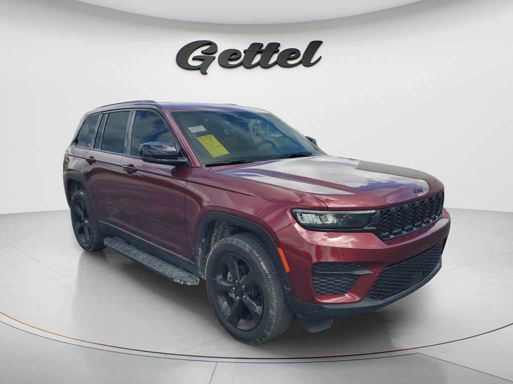 Used 2025 Jeep Grand Cherokee Altitude RWD image 3