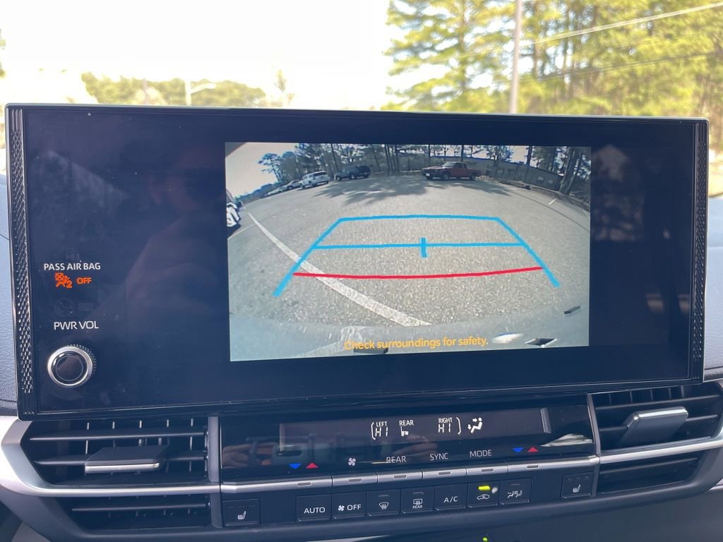 Used 2025 Toyota Sienna XLE image 11