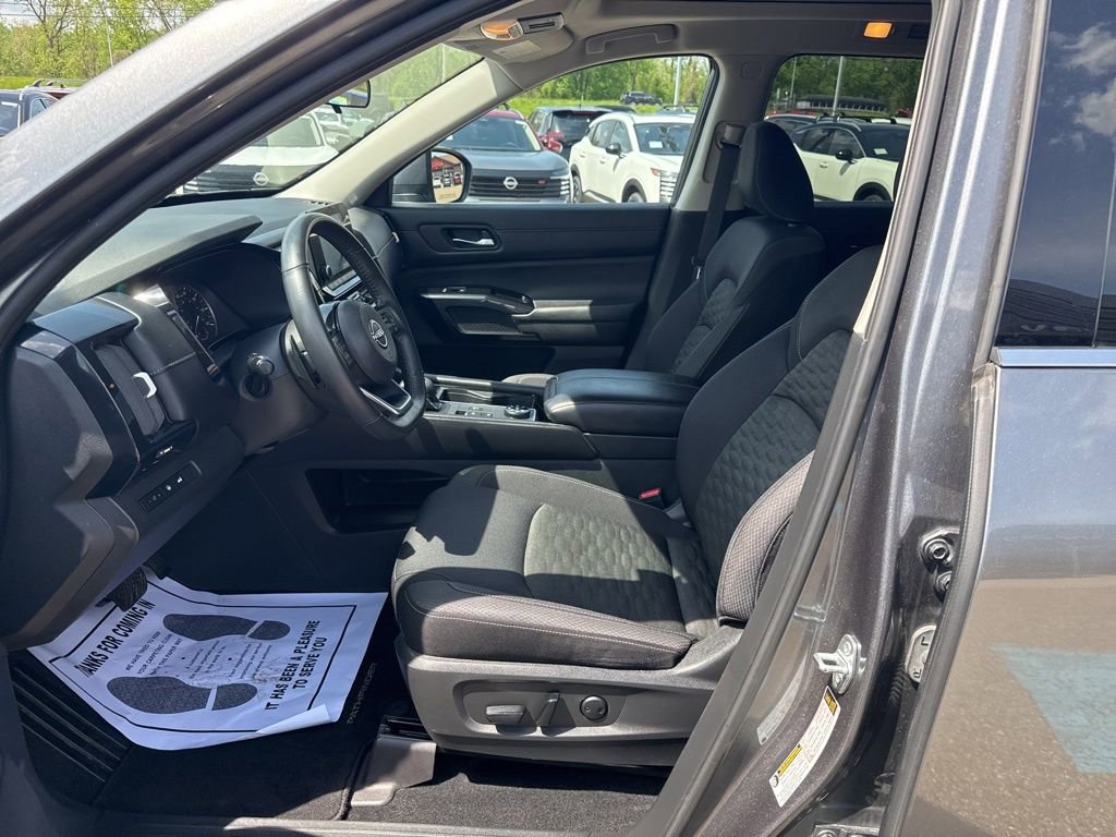 Used 2022 Nissan Pathfinder SV w/ SV Premium Package AWD/4WD image 9