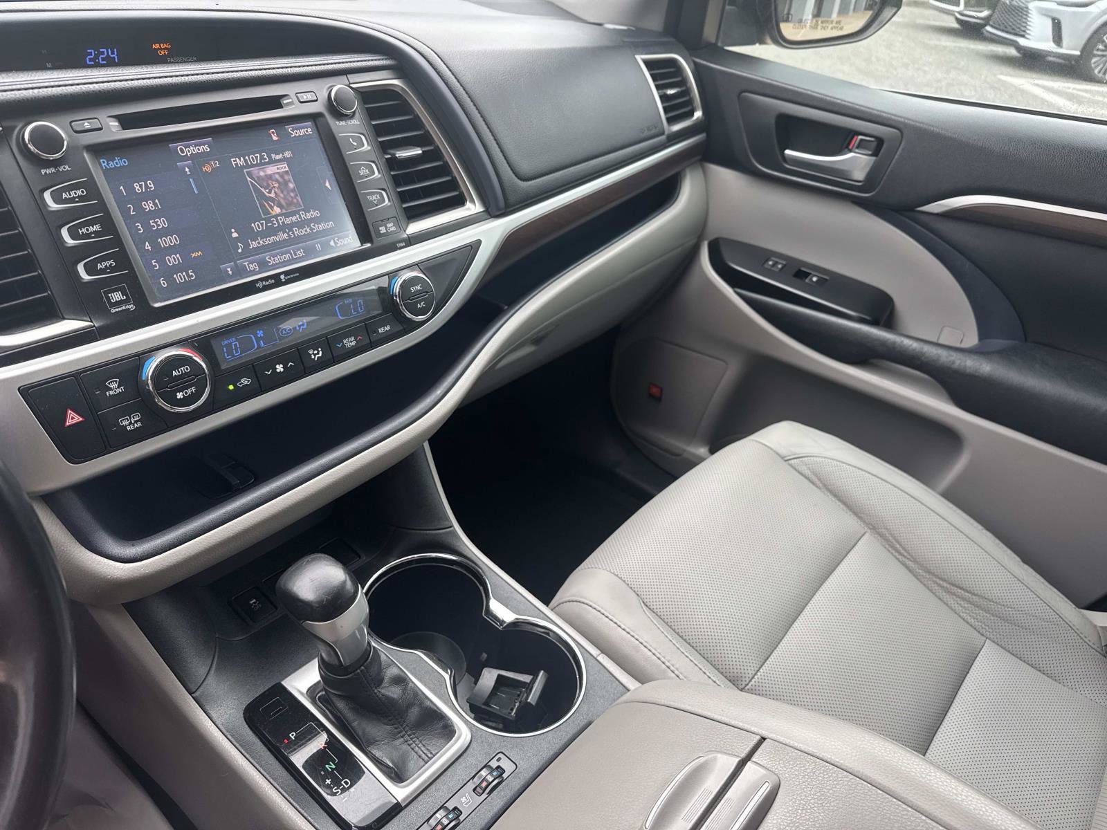 Used 2014 Toyota Highlander Limited image 26