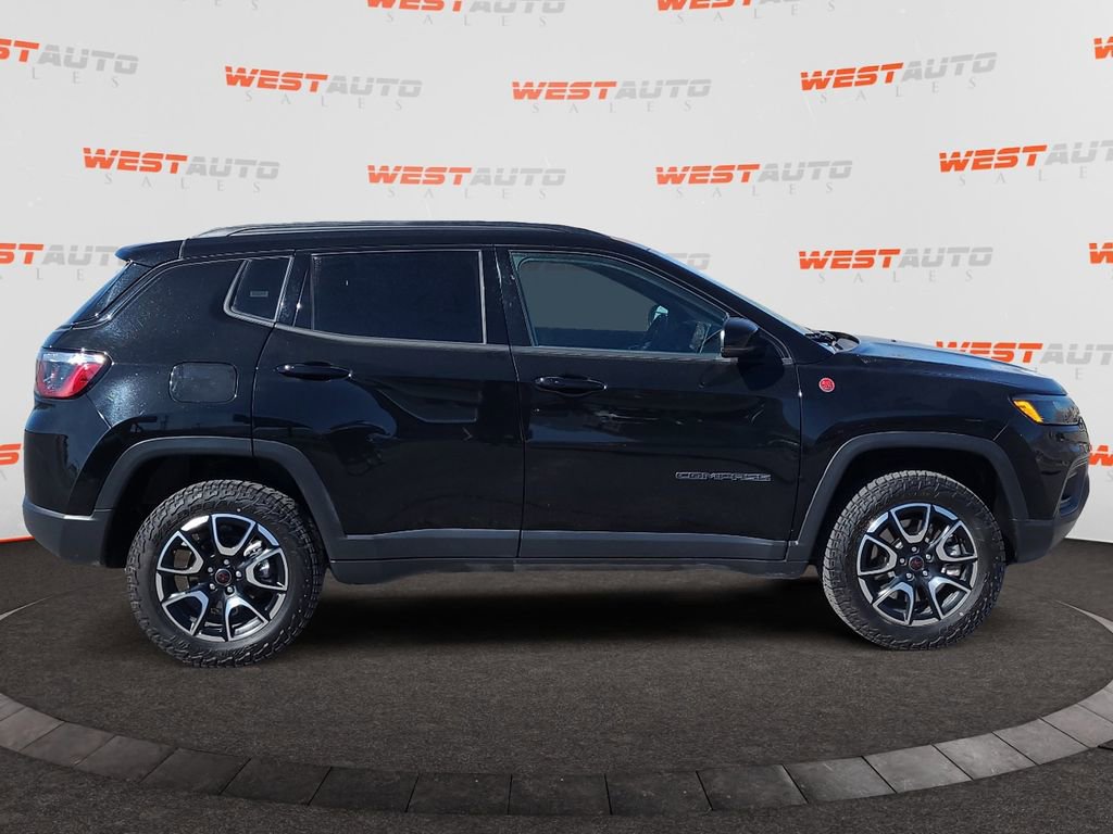 Used 2025 Jeep Compass Trailhawk image 6