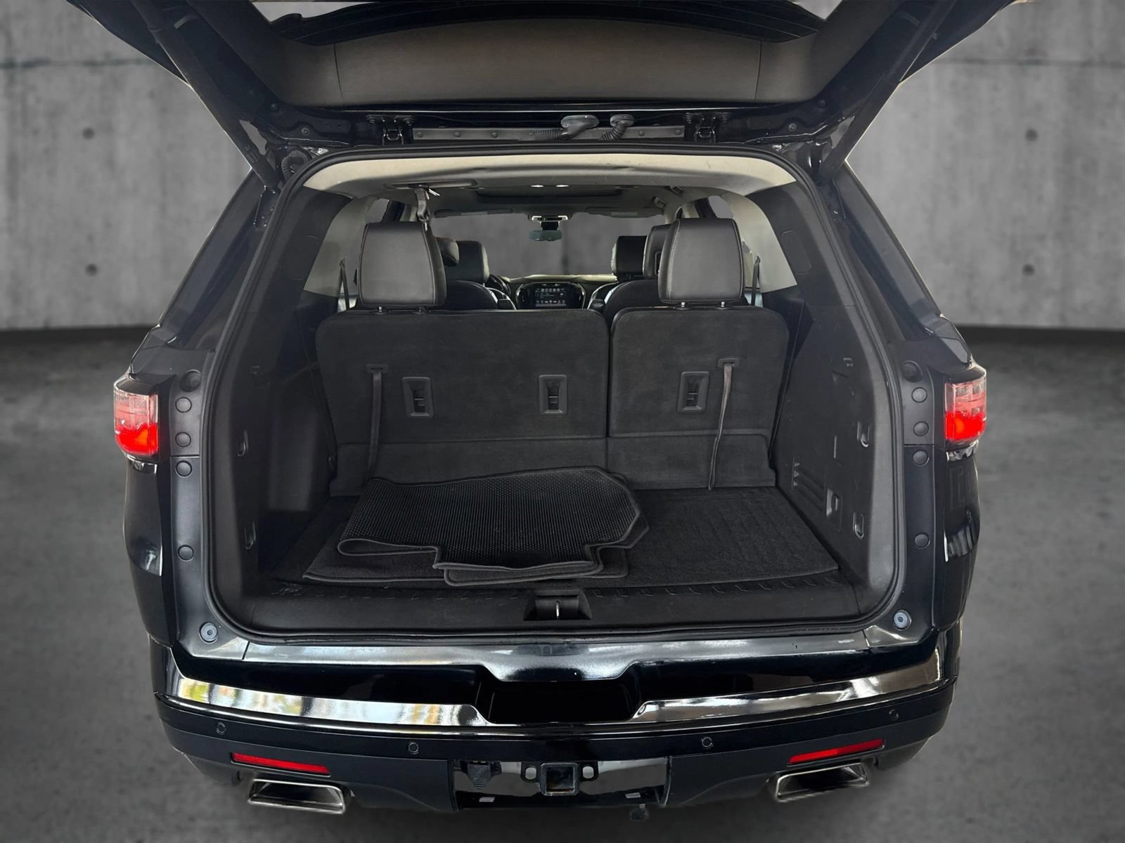 Used 2018 Chevrolet Traverse Premier w/ Redline Edition FWD image 13