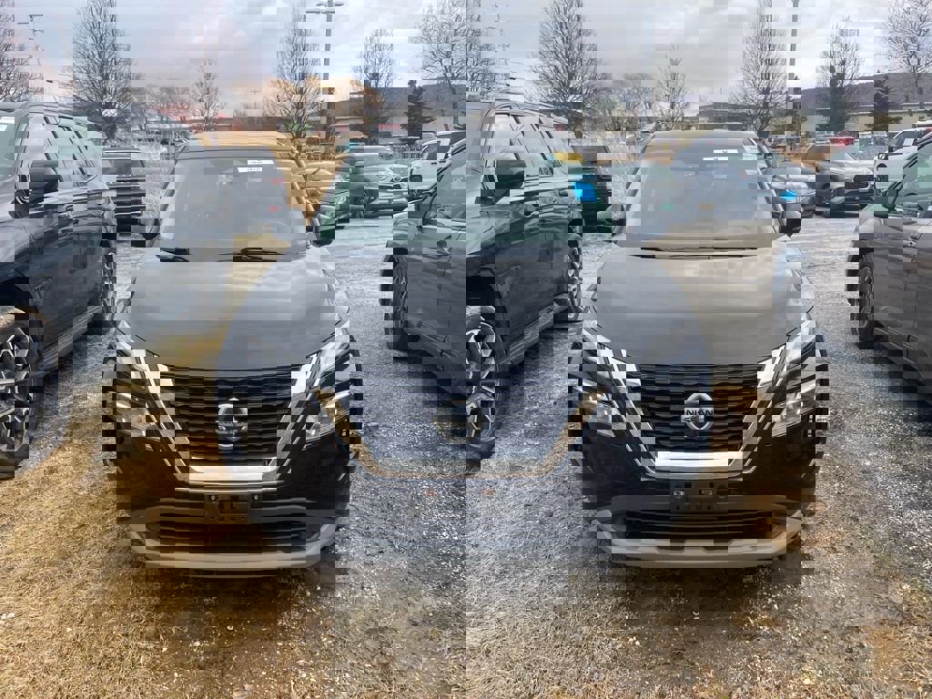 Used 2021 Nissan Rogue SV image 2