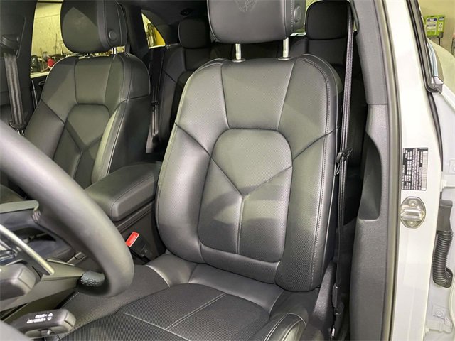 Used 2025 Porsche Macan image 5