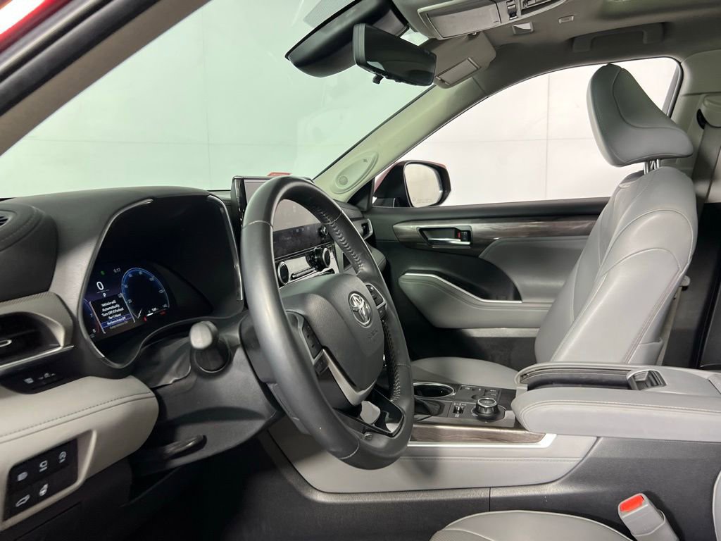 Used 2024 Toyota Highlander Platinum image 18