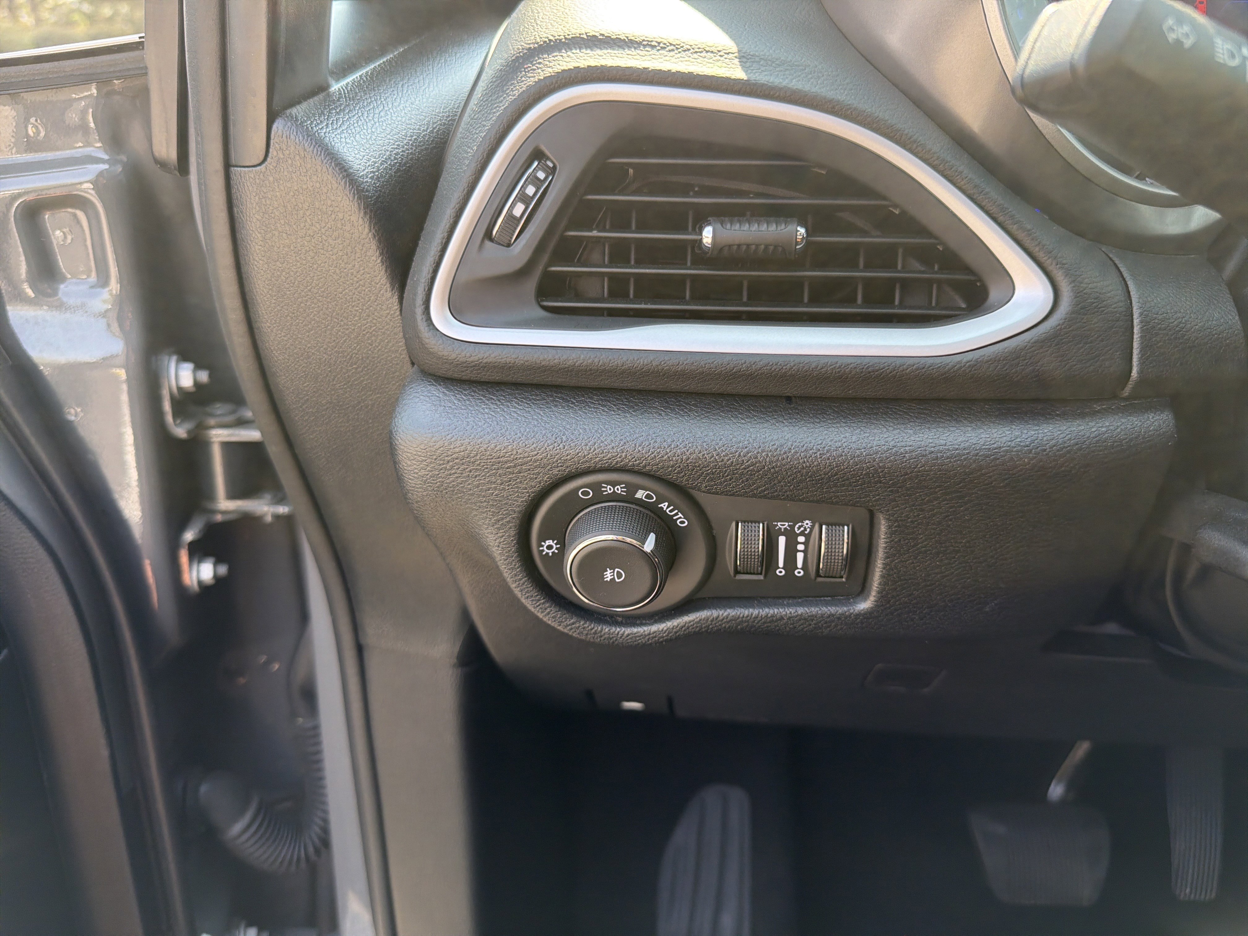Used 2025 Chrysler Pacifica Select image 13