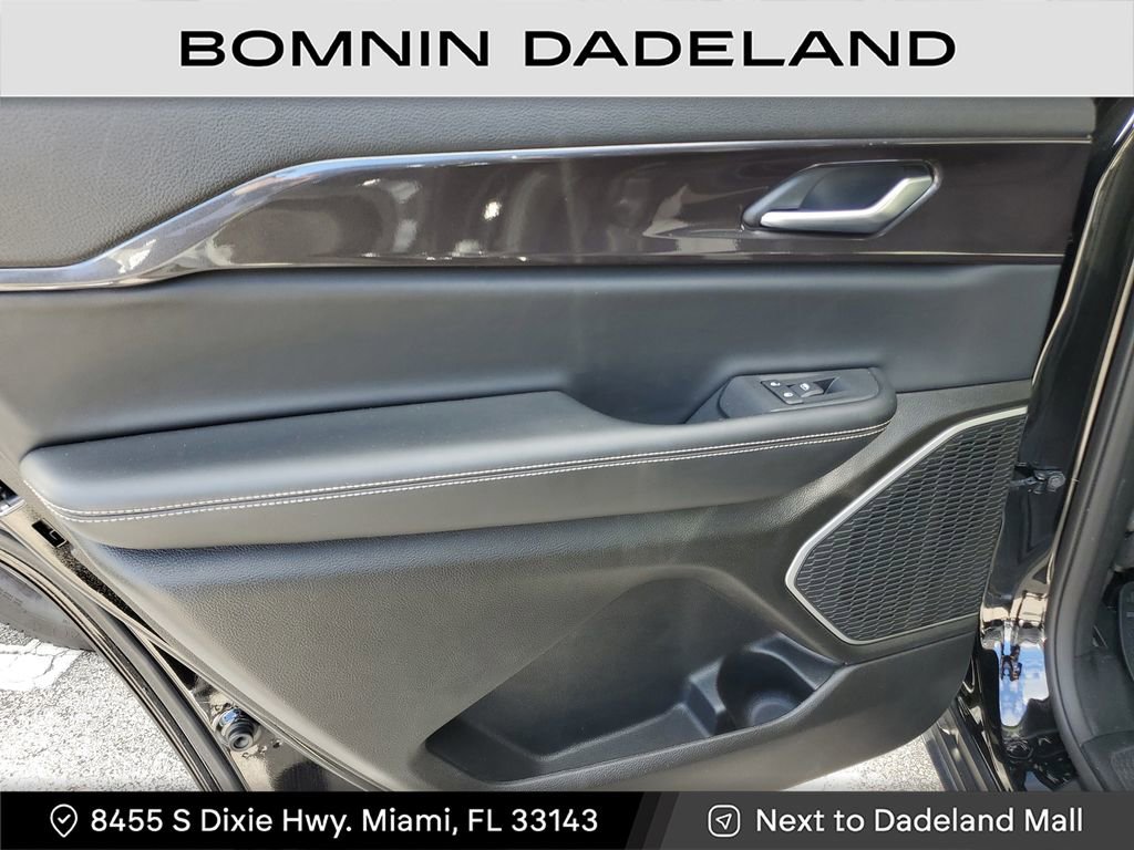 Used 2022 Jeep Grand Cherokee L Laredo w/ Luxury Tech Group I image 10