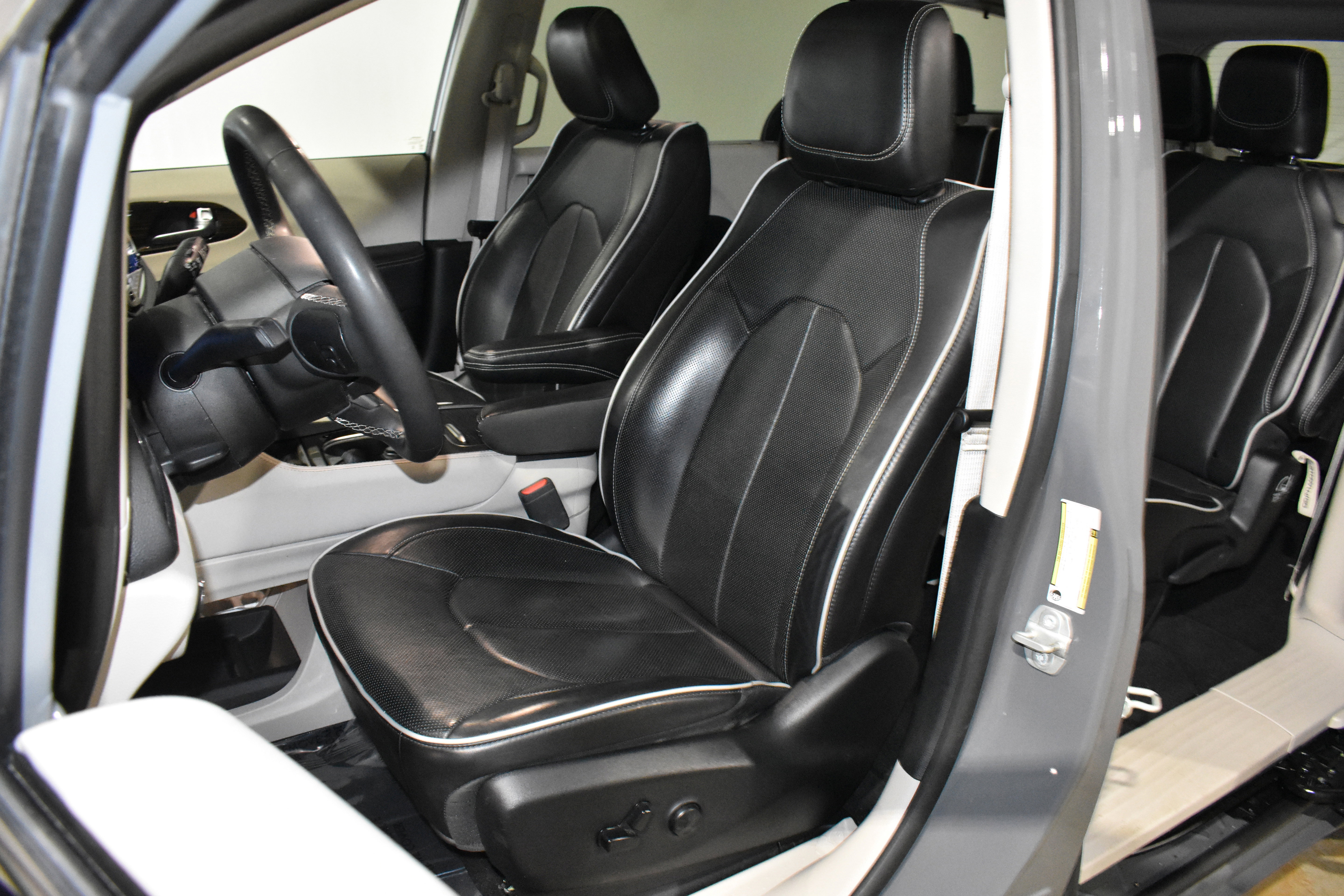Used 2023 Chrysler Pacifica Limited FWD image 26