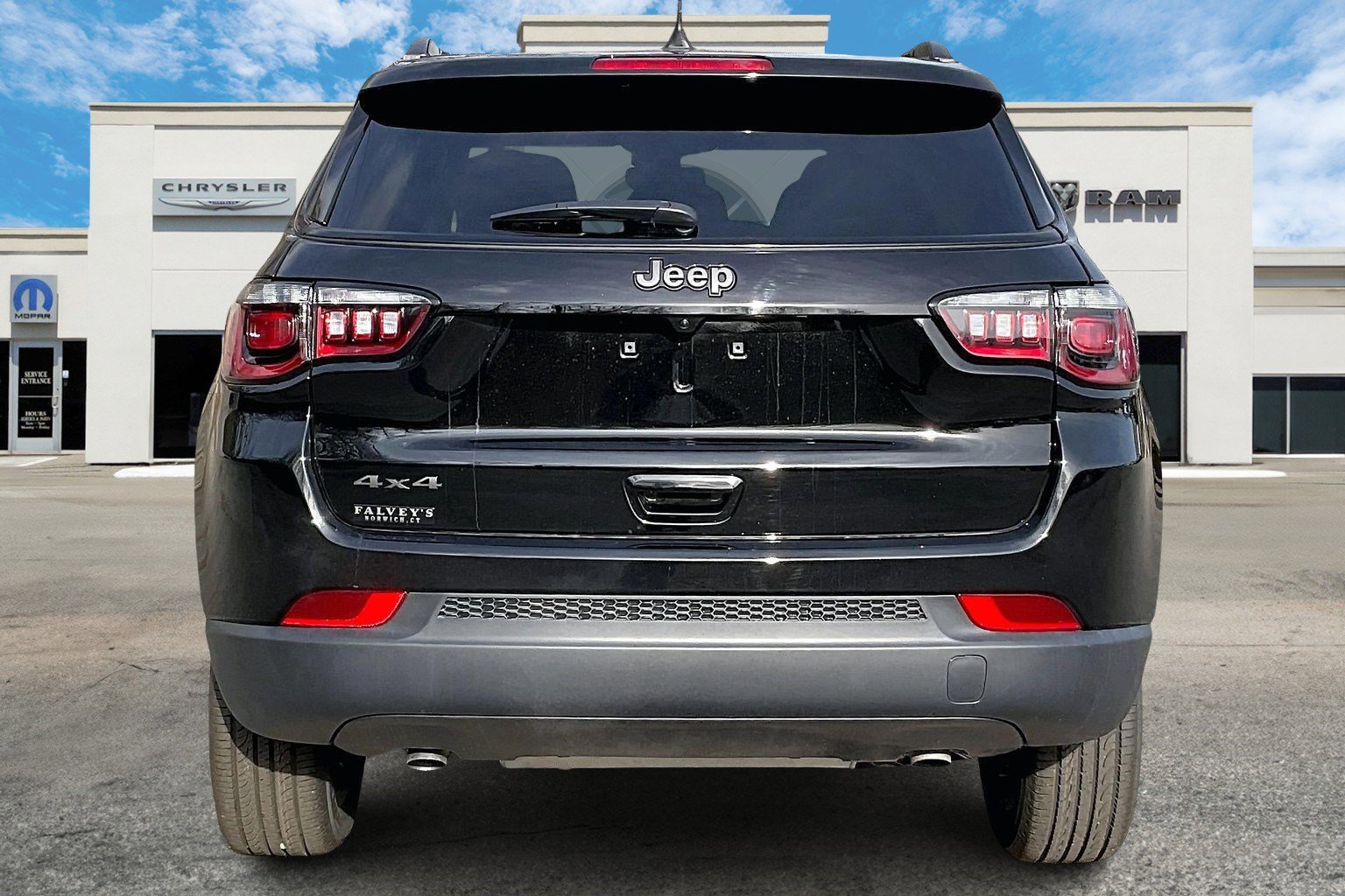 New 2026 Jeep Compass Latitude w/ Sun and Sound Group AWD/4WD image 4