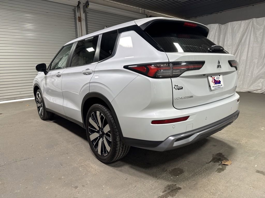 Used 2025 Mitsubishi Outlander SE image 5