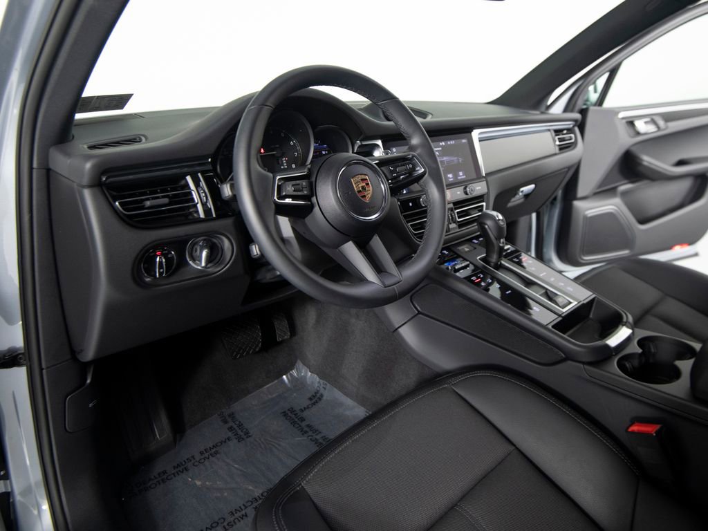 Certified 2025 Porsche Macan image 4