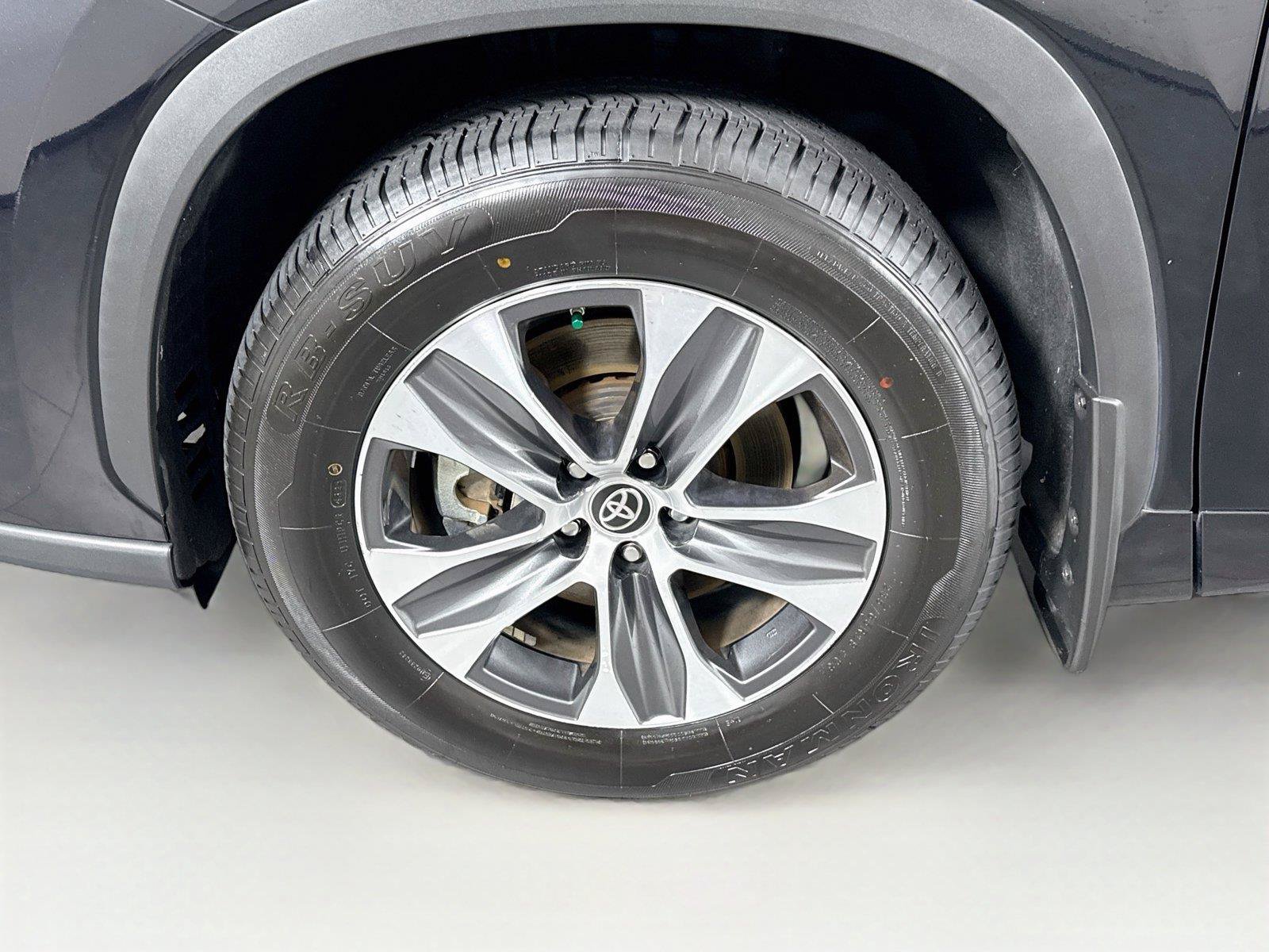 Used 2021 Toyota Highlander XLE AWD/4WD image 47