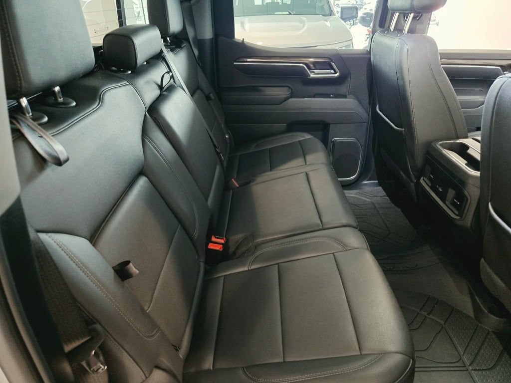 Used 2025 Chevrolet Silverado 1500 RST w/ Dark Appearance Package AWD/4WD image 10