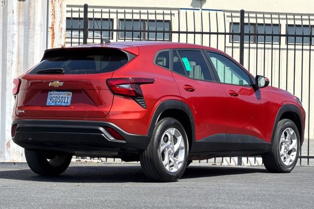 Used 2024 Chevrolet Trax LS w/ LS Convenience Package FWD image 4