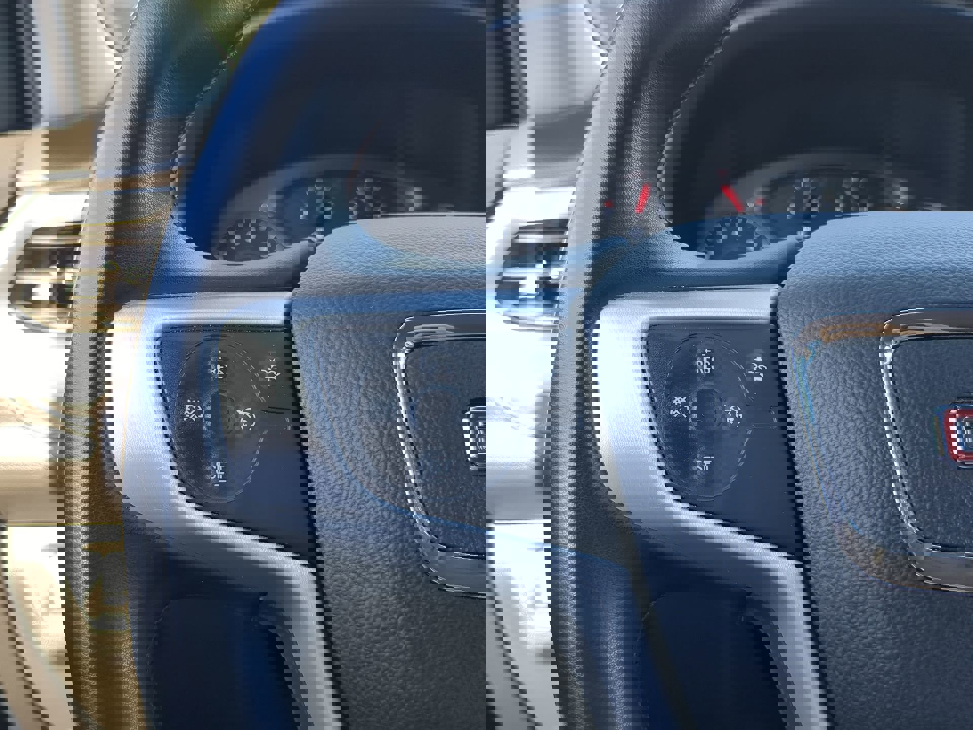 Used 2023 GMC Acadia SLT image 29