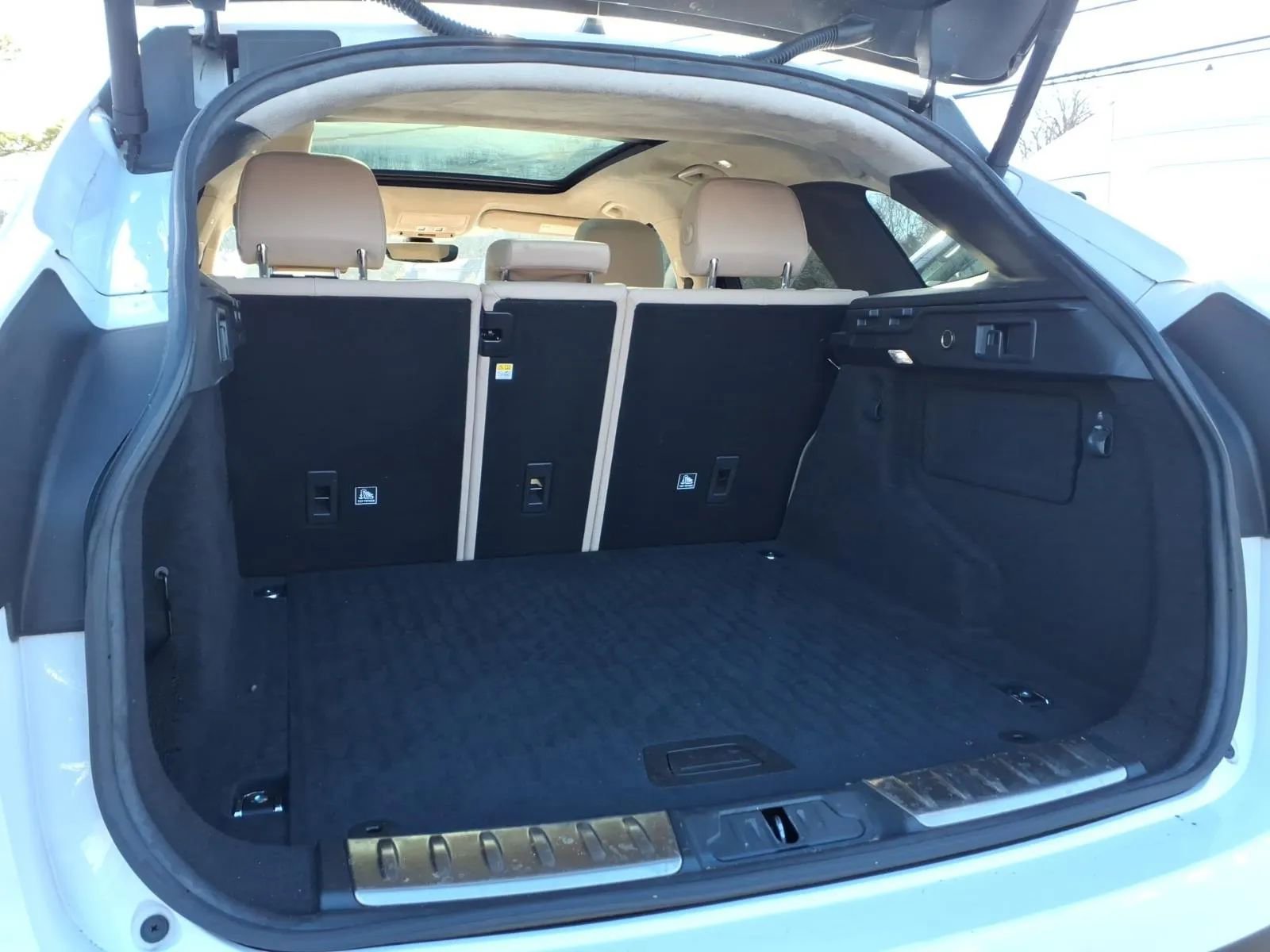 Used 2020 Jaguar F-PACE Premium image 20