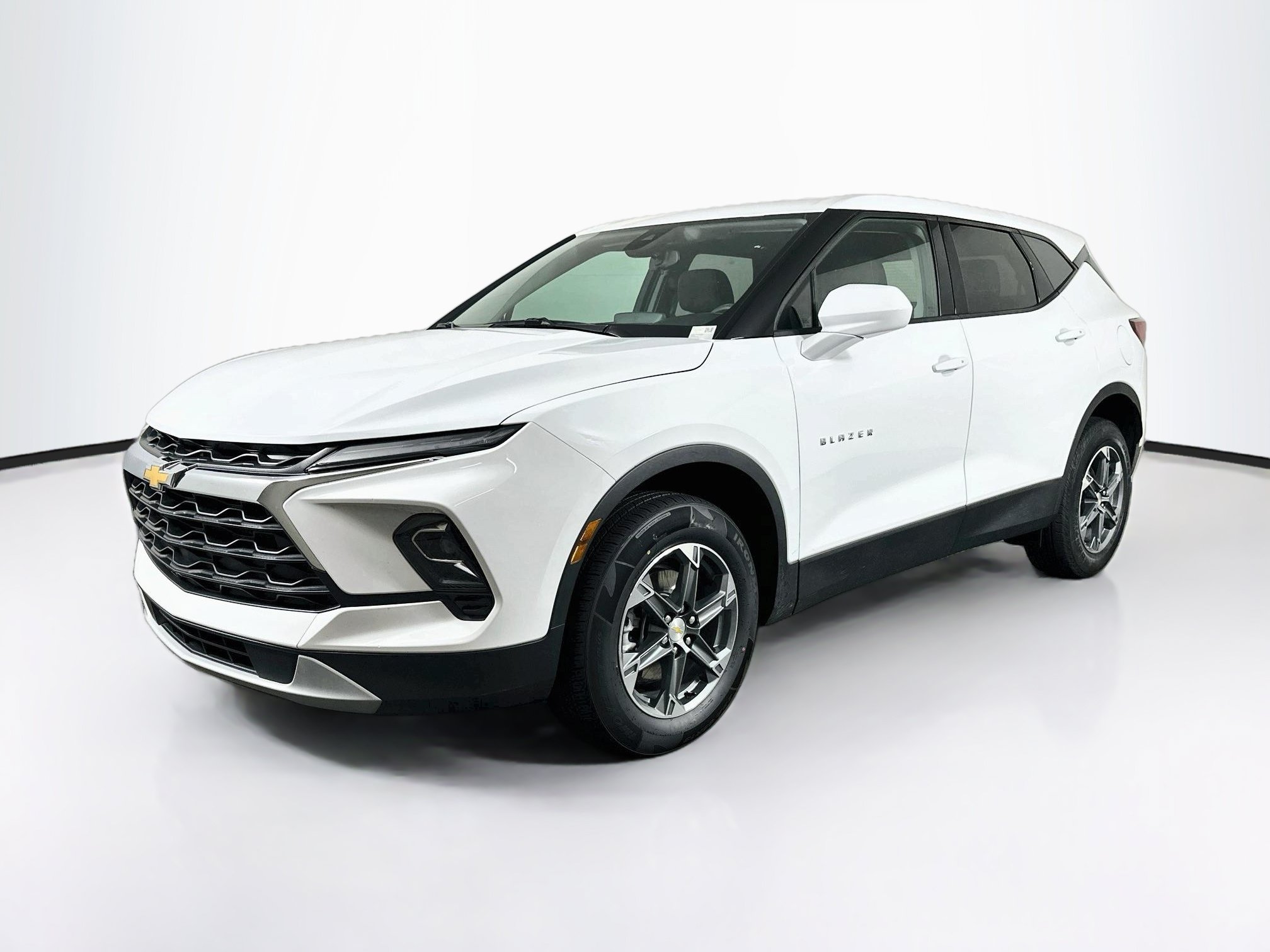 Used 2025 Chevrolet Blazer LT FWD image 3