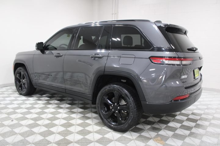 Used 2023 Jeep Grand Cherokee Altitude AWD/4WD image 9
