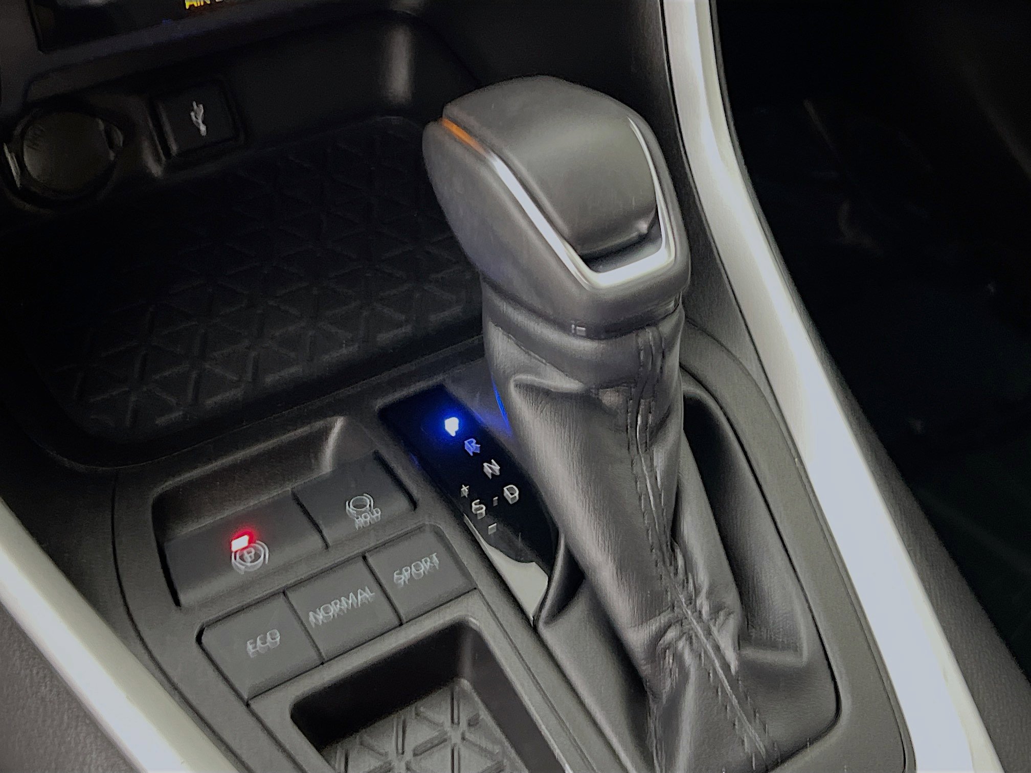 Used 2022 Toyota RAV4 XLE Premium image 24