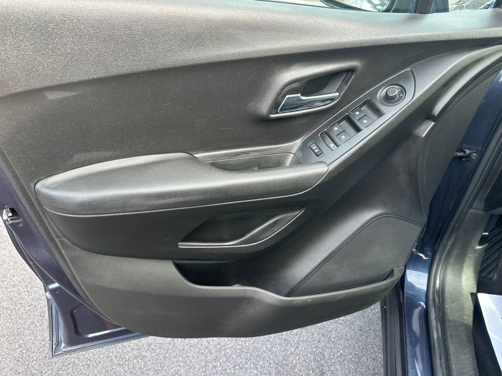 Used 2018 Chevrolet Trax LT w/ LT Convenience Package image 14