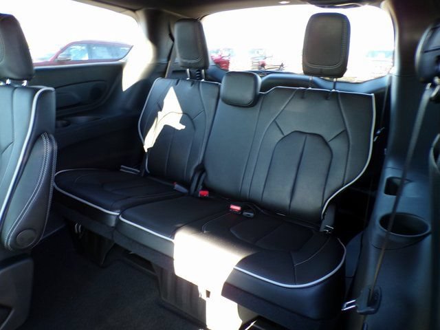 New 2026 Chrysler Pacifica Limited w/ S Appearance Package AWD/4WD image 9