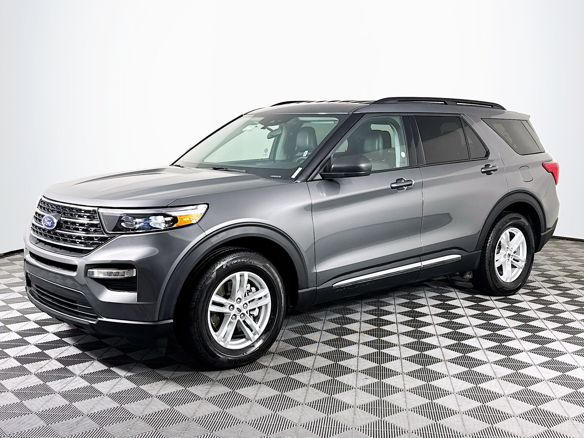 Used 2024 Ford Explorer XLT w/ Equipment Group 202A RWD image 4