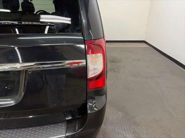 Used 2013 Chrysler Town & Country Touring-L w/ Driver Convenience Group FWD image 10