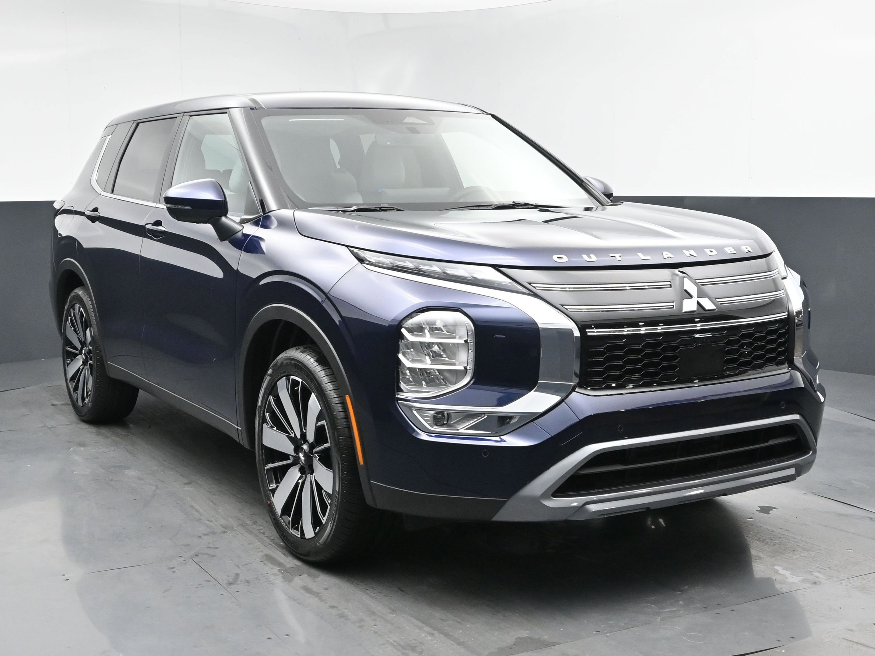 New 2025 Mitsubishi Outlander SE image 2