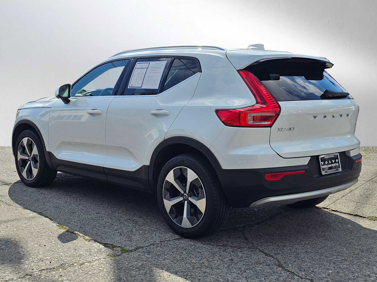 Certified 2023 Volvo XC40 B5 Plus w/ Driver Assist Package AWD/4WD image 5