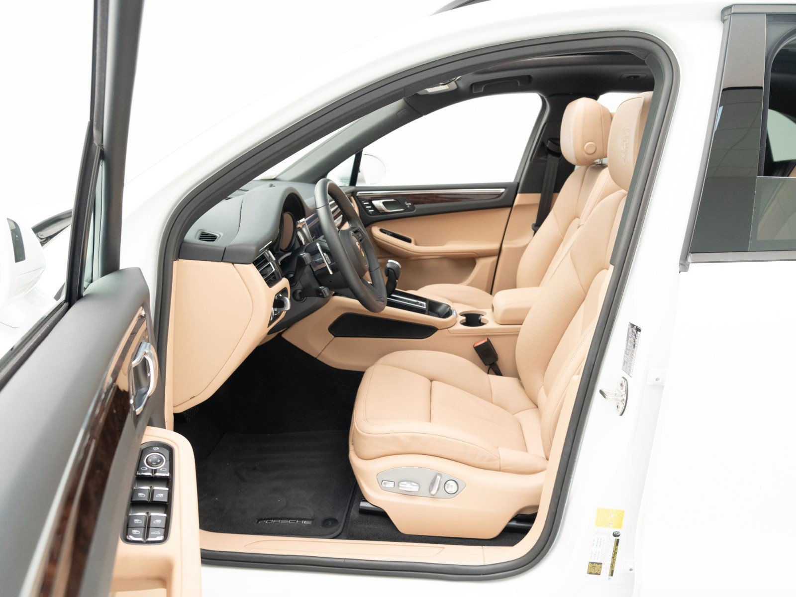 Certified 2025 Porsche Macan image 17