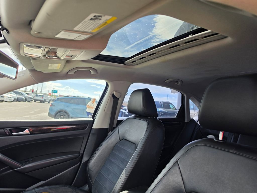 Used 2015 Volkswagen Passat TDI SEL Premium image 11