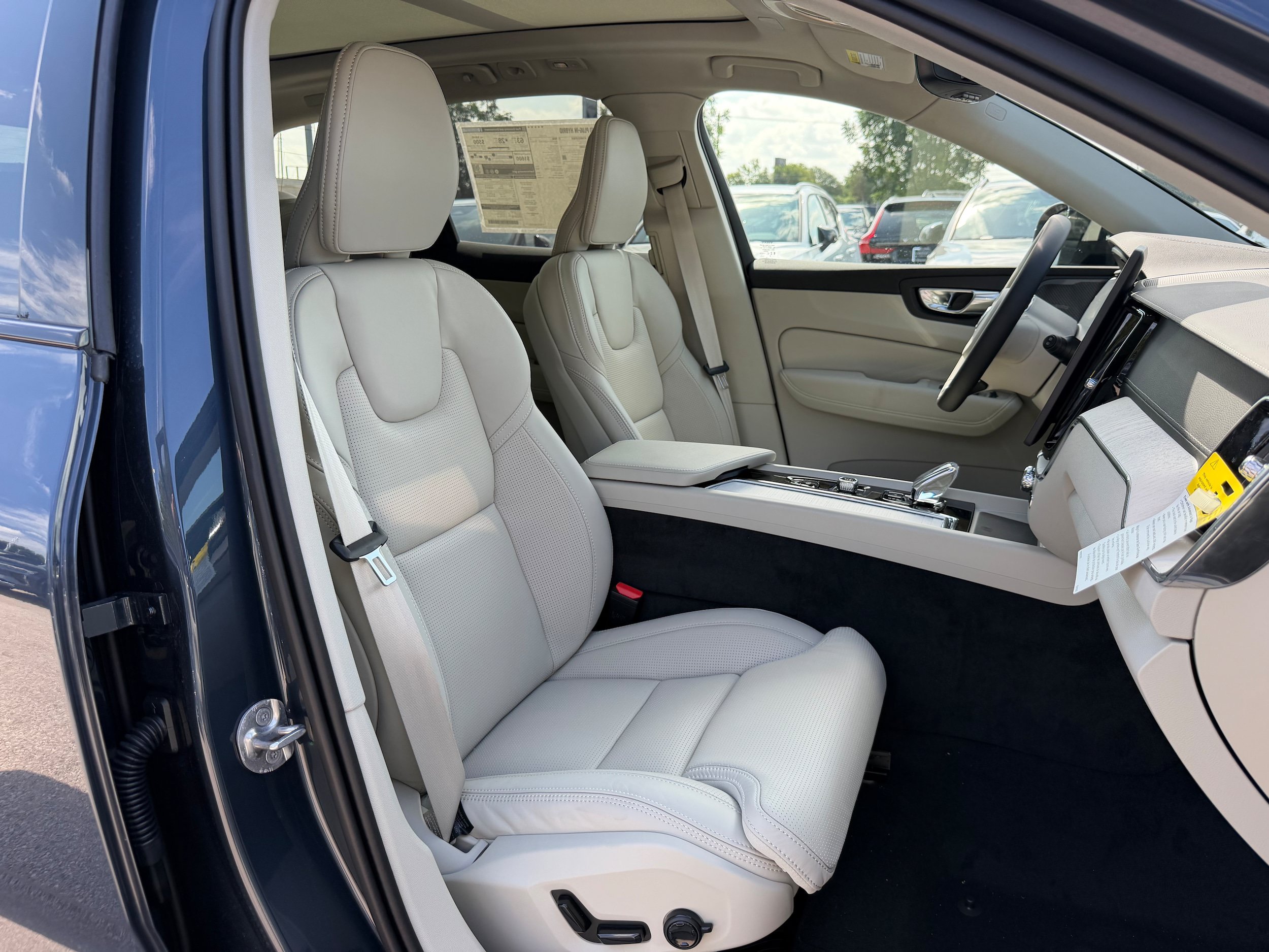 New 2026 Volvo XC60 T8 Ultra w/ Climate Package AWD/4WD image 8