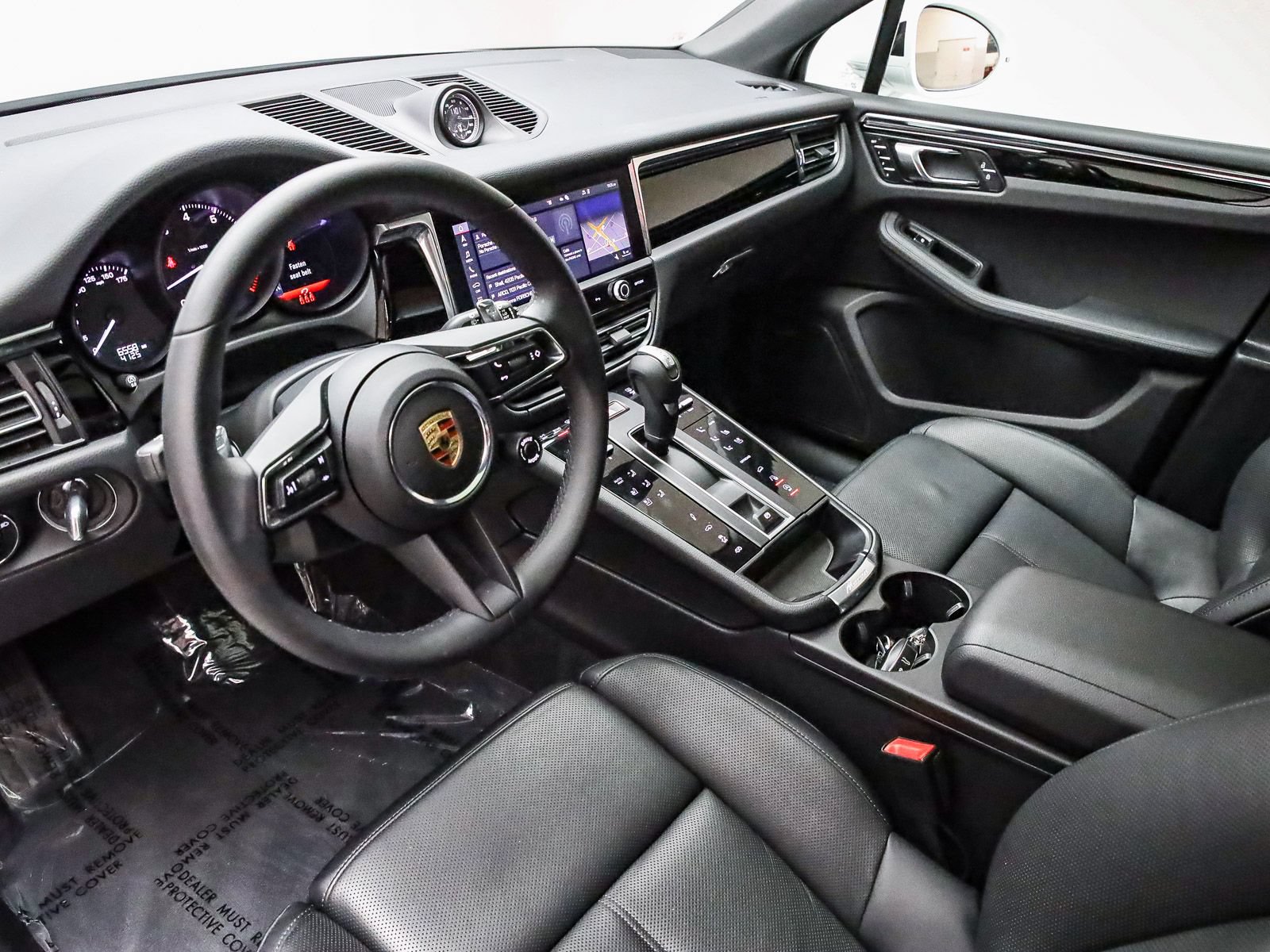 Certified 2025 Porsche Macan AWD/4WD image 4