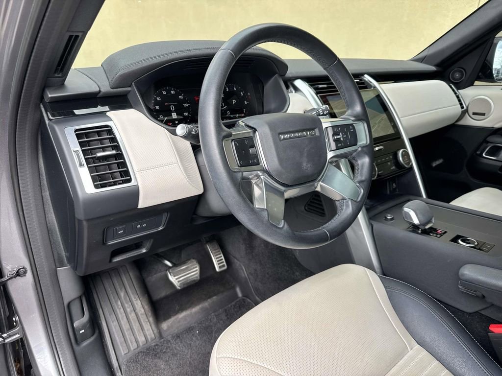 Used 2023 Land Rover Discovery S R-Dynamic image 4