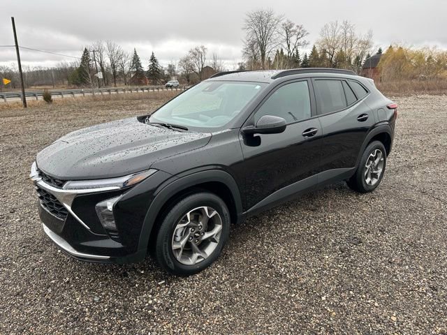Used 2025 Chevrolet Trax LT image 2