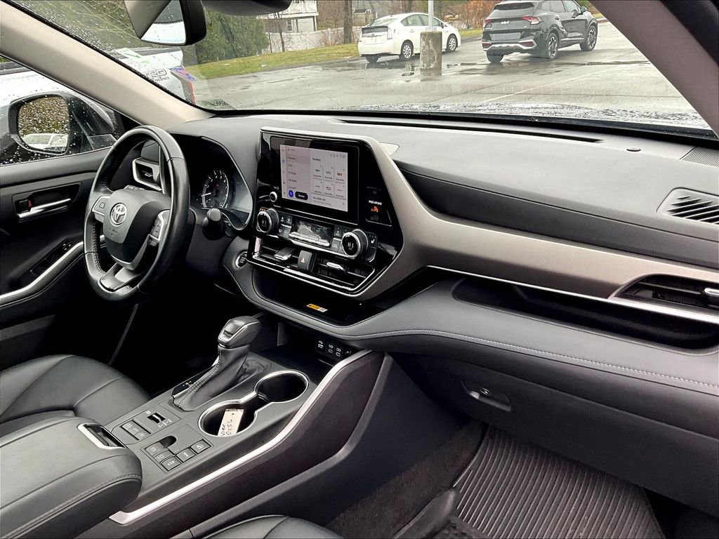 Used 2024 Toyota Highlander XLE AWD/4WD image 14