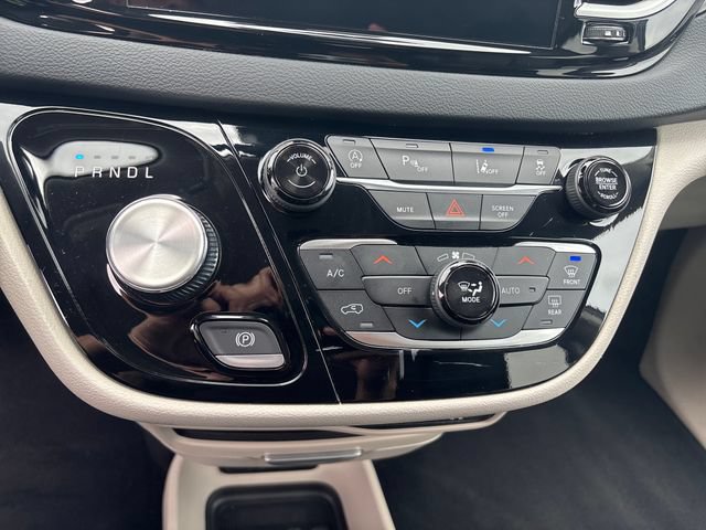 Used 2023 Chrysler Pacifica Touring-L FWD image 17